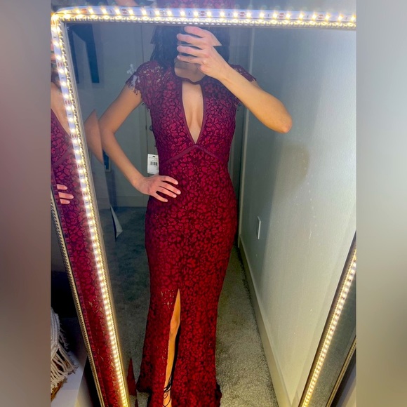 HARLYN MAROON LACE MAXI DRESS - Picture 2 of 4